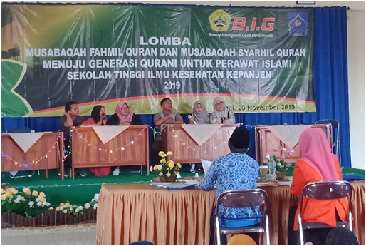 (dari kiri) Ananda Nicola, Zulfa, Saskia dari kelas S1 3A juara  II MFQ dan Wildan, Reza Allencia dan Faza Aulia dari kelas S1 2A juara I MFQ